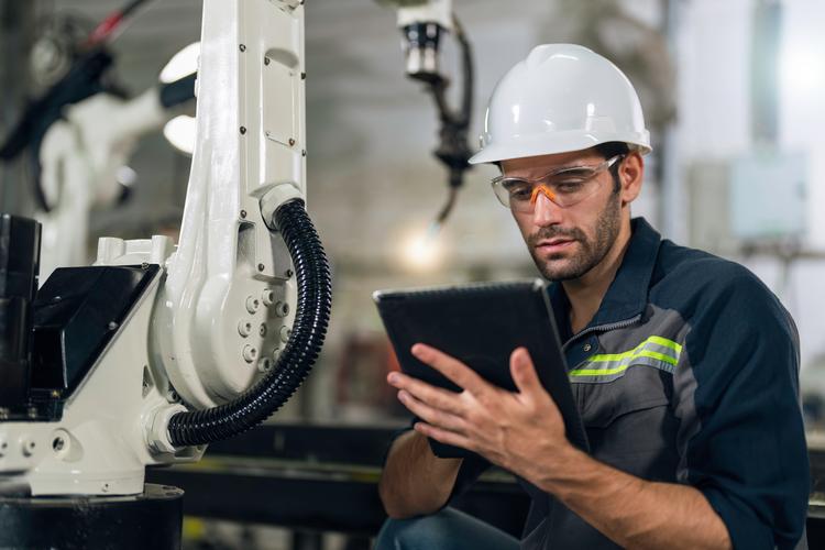 Mechanical engineer doing maintenance the robotic welding machine | OMC GROUP